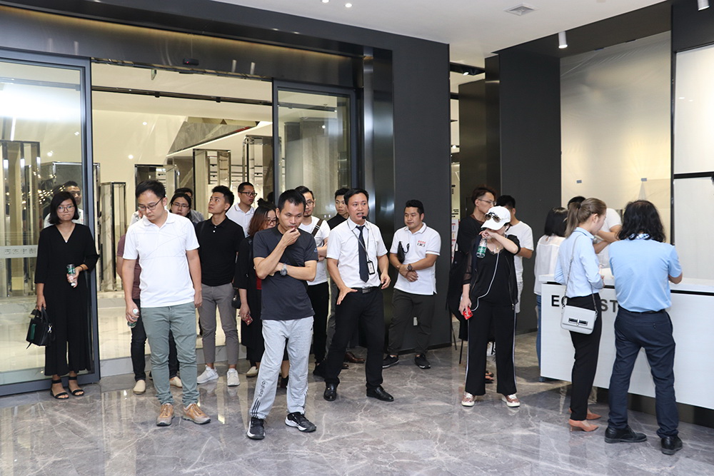 广州设计师们参观草莓视频下载黄展厅